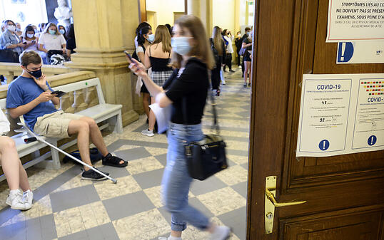 Für die Studentinnen und Studenten der Universität Neuenburg gilt bereits seit September eine Maskenpflicht