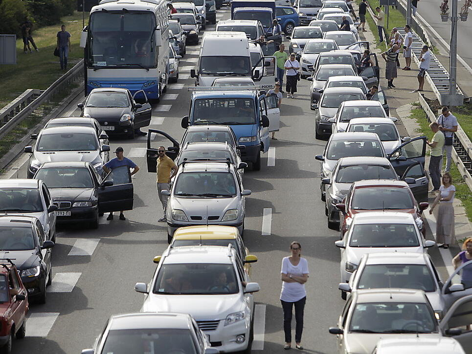 Aus Protest gegen die hohen Treibstoffpreise haben Tausende Autofahrer ihre Fahrzeuge abgestellt und so den Verkehr vorübergehend lahmgelegt.