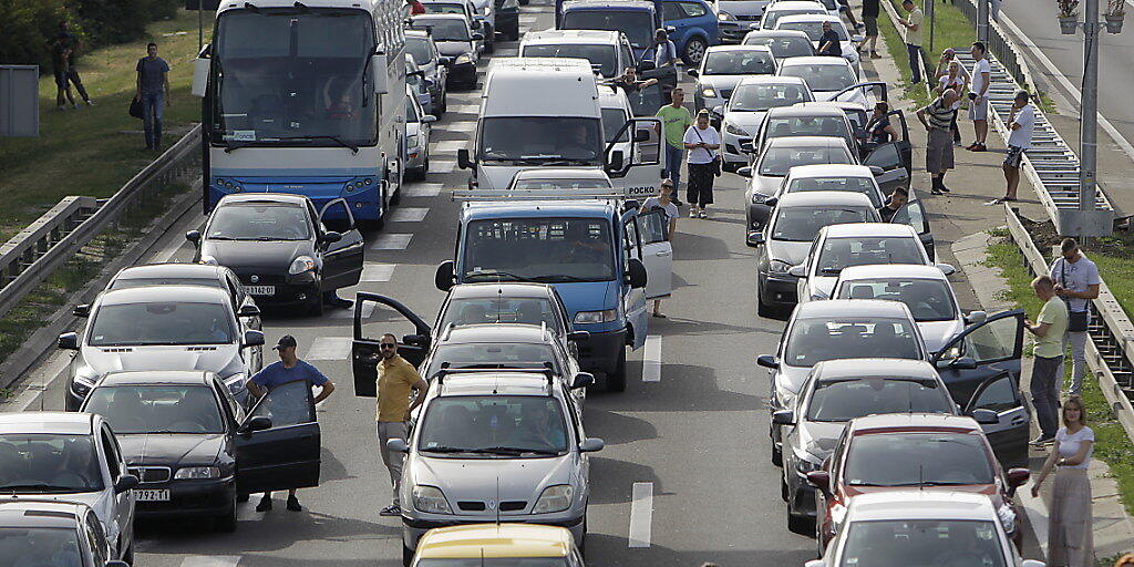 Aus Protest gegen die hohen Treibstoffpreise haben Tausende Autofahrer ihre Fahrzeuge abgestellt und so den Verkehr vorübergehend lahmgelegt.