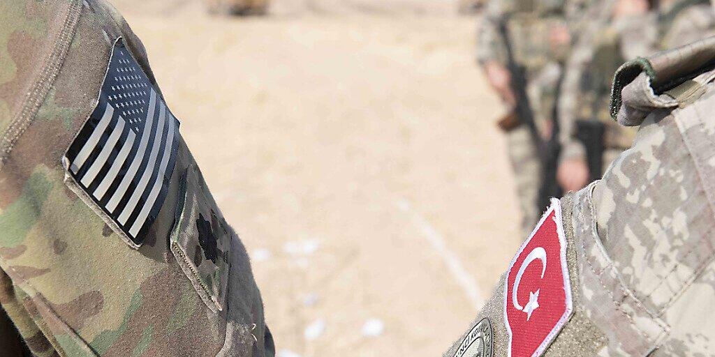 Die USA übergeben die Gebiete in Nordsyrien militärisch an die Türkei. Diese hat eine "Anti-Terror-Offensive" angekündigt. (Themenbild) Die USA übergeben die Gebiete in Nordsyrien militärisch an die Türkei. Diese hat eine "Anti-Terror-Offensive" angekündigt. (Themenbild)
