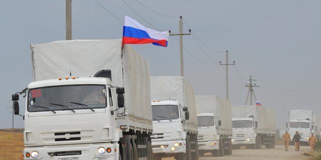Ein russischer Hilfskonvoi fährt im September 2014 Richtung Ukraine