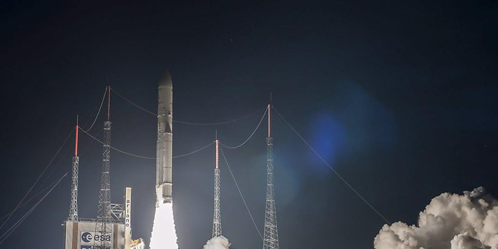 Eine Ariane-5-Rakete hat von Französisch-Guyana aus einen neuartigen Telekommunikationssatelliten erfolgreich ins All gebracht. (Archivbild)