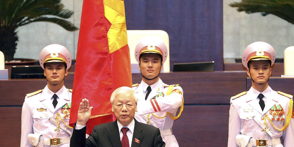 Ngyuen Phu Trong leistet am Dienstag in Hanoi den Amtseid.