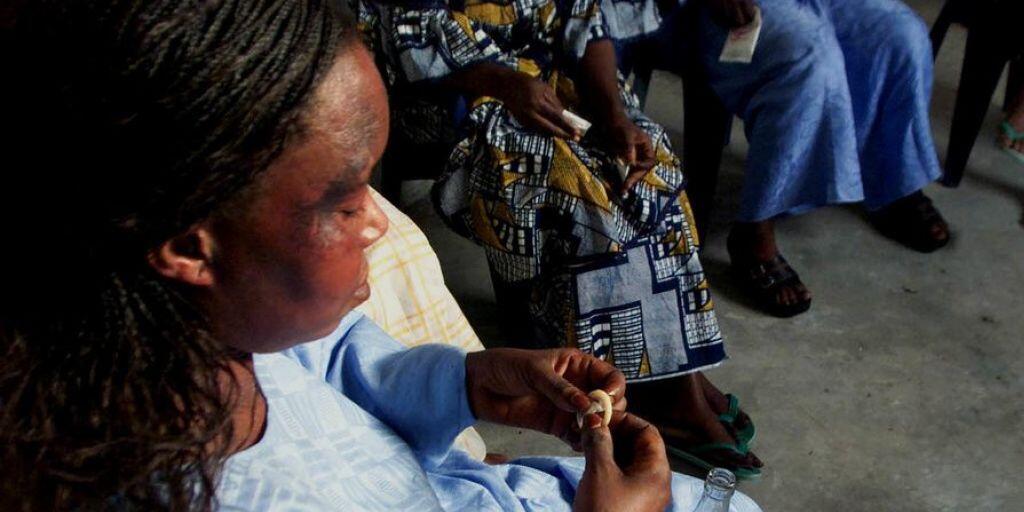 Eine Frau in Dakar übt die Handhabung des Kondoms. Täglich stecken sich weltweit über eine Million Menschen mit einer sexuell übertragbaren Krankheit an - Tendenz steigend. (Archivbild)