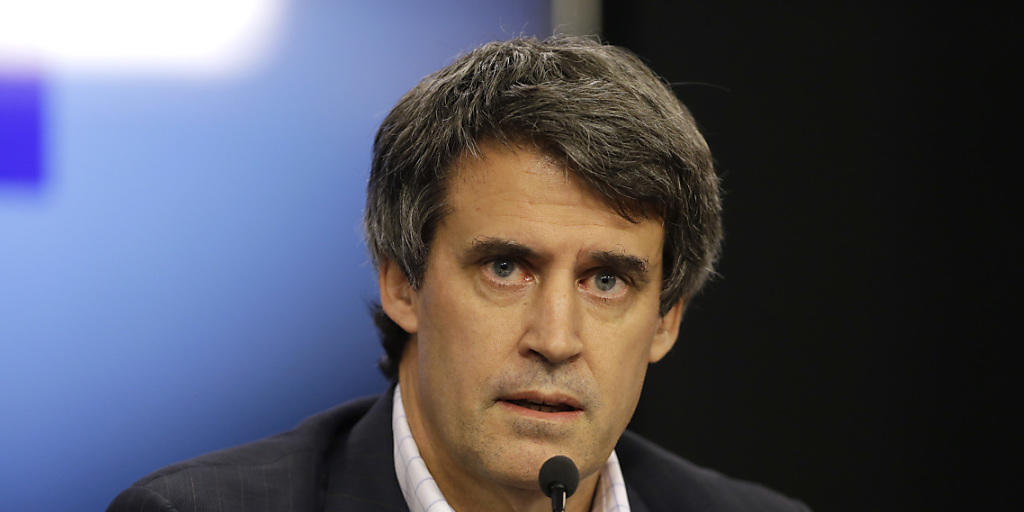 Argentiniens Finanzminister Alfonso Prat-Gay: Die Devisenkontrolle der Landeswährung Peso werden ab Donnerstag weitgehend aufgehoben. Der Peso wird sich dadurch voraussichtlich abwerten. Argentiniens Finanzminister Alfonso Prat-Gay: Die Devisenkontrolle der Landeswährung Peso werden ab Donnerstag weitgehend aufgehoben. Der Peso wird sich dadurch voraussichtlich abwerten.