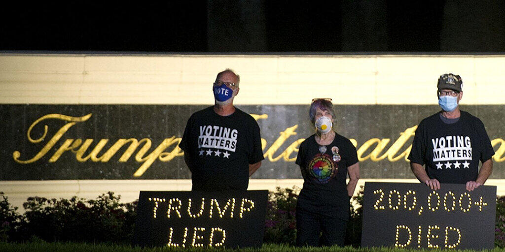 Die Demonstranten Mark Beaumont (l-r), Joyce Brown und Bruce Brown halten in der Nähe des Trump International Golf Club eine Mahnwache ab. In den USA sind inzwischen über 200 000 Menschen nach einer Corona-Infektion gestorben. Foto: Meghan Mccarthy/Palm Beach Post via ZUMA Wire/dpa Die Demonstranten Mark Beaumont (l-r), Joyce Brown und Bruce Brown halten in der Nähe des Trump International Golf Club eine Mahnwache ab. In den USA sind inzwischen über 200 000 Menschen nach einer Corona-Infektion gestorben. Foto: Meghan Mccarthy/Palm Beach Post via ZUMA Wire/dpa