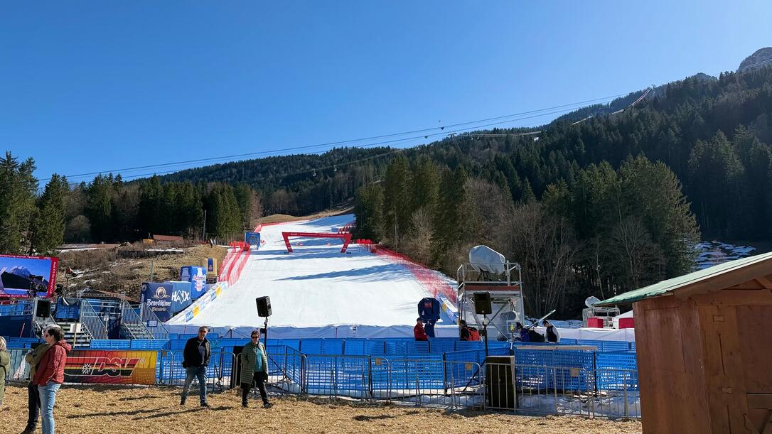 Beim Blick vom Ziel hinauf zum Kreuzeck wirkt es, als w&auml;re der Winter bereits vorbei.