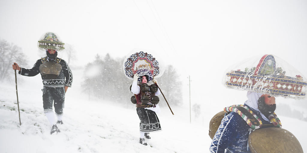 Der Chlausenschuppel "Öse Schuppel" ist im Schneetreiben in Waldstatt unterwegs.