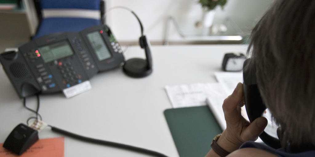 Beim Sorgentelefon Tel143 ist die Zahl der Anrufe zurückgegangen. Dafür gewinnt die Beratung via Chat und Mail an Bedeutung. (Archivbild)