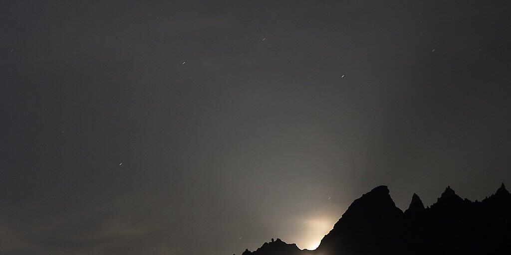 Seltenes Spektakel im Glarnerland: An einem einzigen Oktoberabend scheint dieses Jahr der Mond durch das Martinsloch über Elm.