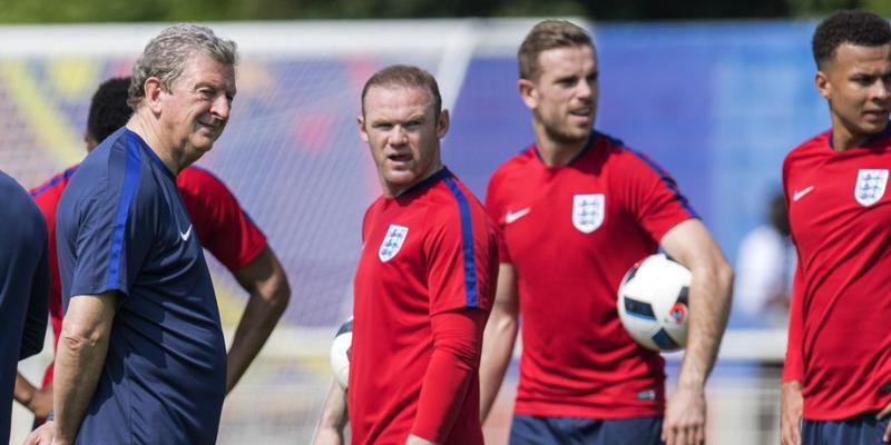 Interessante Einblicke: Englands Nationalcoach Roy Hodgson (li.) bespricht sich mit Captain Wayne Rooney