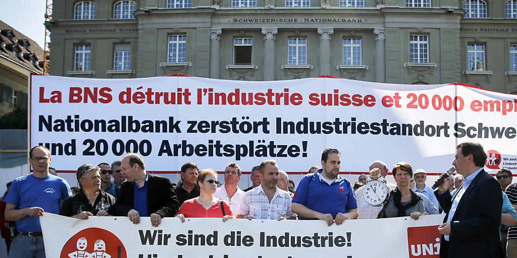 Bereits im Juni demonstrierte die Unia vor der Nationalbank. Nun setzt die Gewerkschaft auf die Hilfe der Arbeitgeber, um die SNB zu einem neuen Mindestkurs zu zwingen.