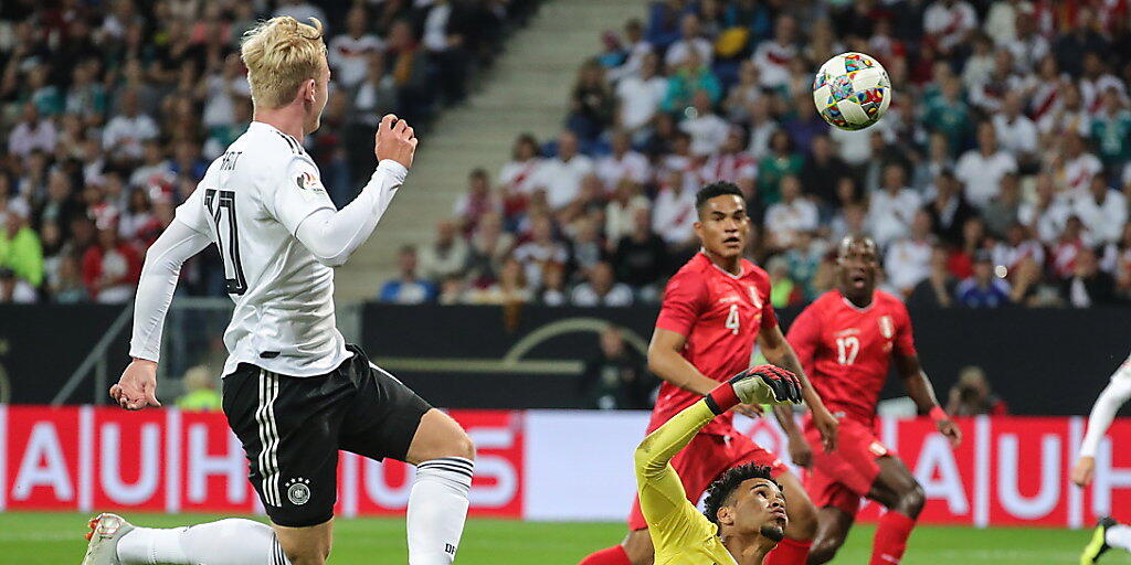 Julian Brandt lupft den Ball über Perus Goalie Pedro Gallese zum 1:1