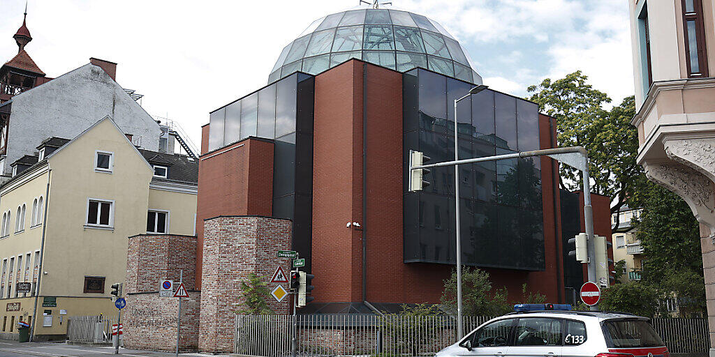 Ein Polizeifahrzeug steht vor der Synagoge in Graz. Der Vorsitzende der Jüdischen Gemeinde Graz ist von einem Mann mit einem Holzstück angegriffen worden. Foto: Erwin Scheriau/APA/dpa