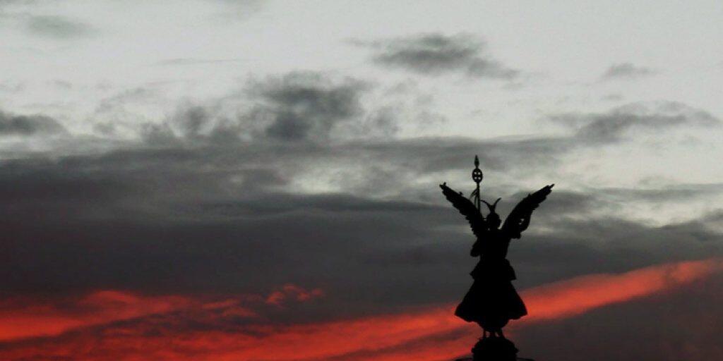 Die Berliner Siegessäule im Abendrot: In Teilen von Berlin war es am Dienstagabend wegen eines Stromausfalls dunkel. (Archivbild)