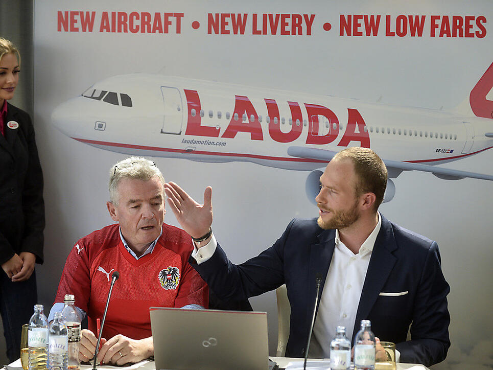 Die Fluggesellschaft Laudamotion gehört nun mehrheitlich dem irischen Billigflieger Ryanair. Im Bild Ryanair-Chef Michael O'Leary und Laudamotion-Geschäftsführer Andreas Gruber (r.).