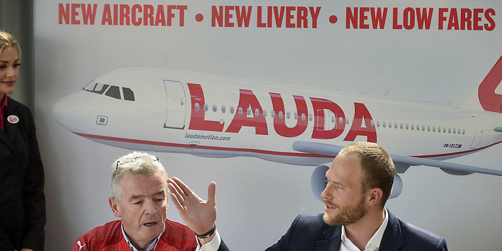 Die Fluggesellschaft Laudamotion gehört nun mehrheitlich dem irischen Billigflieger Ryanair. Im Bild Ryanair-Chef Michael O'Leary und Laudamotion-Geschäftsführer Andreas Gruber (r.).