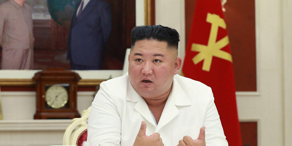 HANDOUT - Von der staatlichen nordkoreanischen Nachrichtenagentur KCNA zur Verfügung gestelltes Foto von Machthaber Kim Jong Un. Foto: -/KCNA/dpa - ACHTUNG: Nur zur redaktionellen Verwendung im Zusammenhang mit der aktuellen Berichterstattung und nur mit vollständiger Nennung des vorstehenden Credits