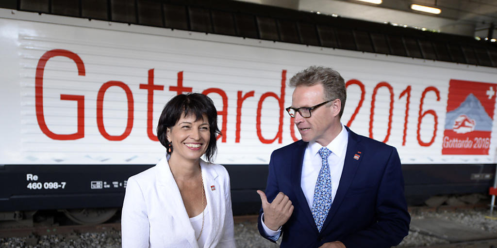 Bundesrätin Doris Leuthard und SBB-Chef Andreas Meyer starten den Countdown für die Eröffnung des Gotthard-Basistunnels.