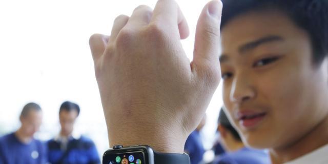 Kunde testet Smartwatch in einem Apple Store in Hong Kong