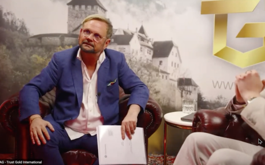 TGI-Inhaber Helmut Kaltenegger mit Bericht des Wirtschaftsprüfers