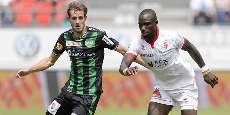 St. Gallens Roy Gelmi versucht Sions Angreifer Moussa Konaté zu bändigen