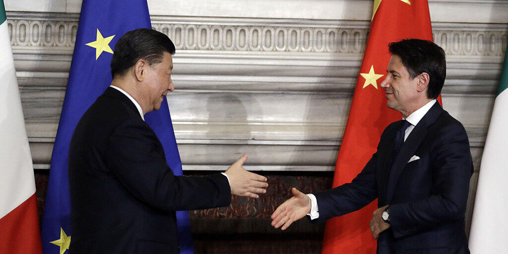 Schliessen sich Chinas umstrittener Seidenstrassen-Initiative an: Italiens Premierminister Giuseppe Conti begrüsst den chinesischen Präsidenten Xi Jinping.