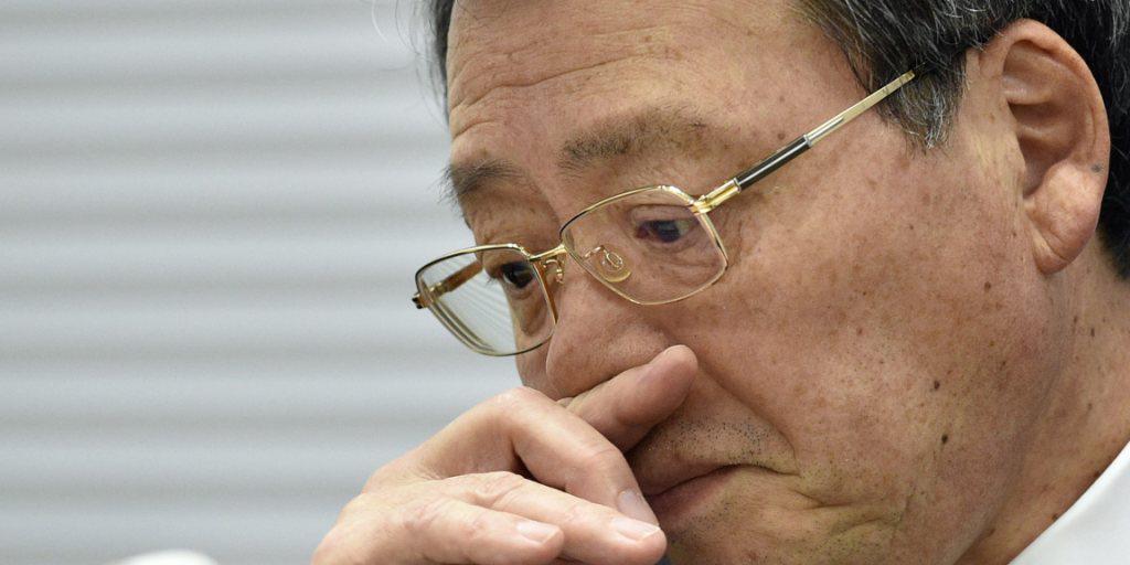 Vor einem Monat erst musste Mitsubishi-Präsident Ken Kobayashi (Bild) für das vergangene Geschäftsjahr einen Milliardenverlust bekanntgeben. Nun macht das Unternehmen erneut Negativschlagzeilen. Es geht um manipulierte Abgastests (Archiv).