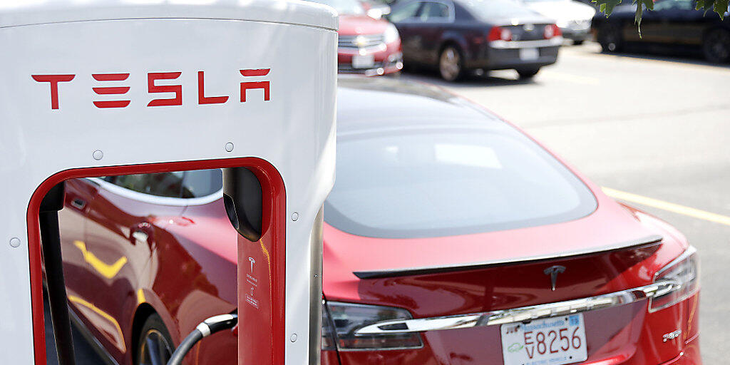 Der Elektroautobauer Tesla kommt in Verzug mit der Lieferung von Fahrzeugen. (Archivbild)