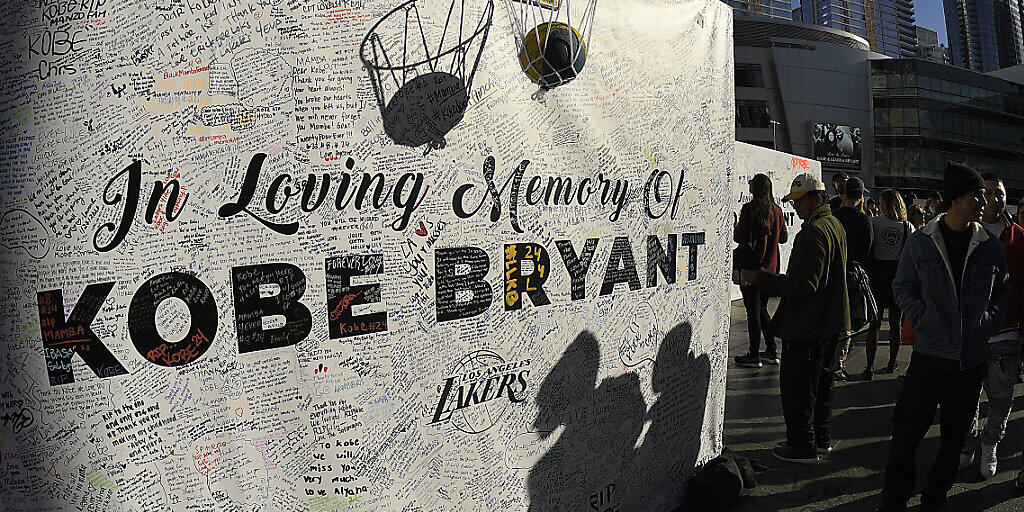 Die Fans von Kobe Bryant gedachten beim ersten Spiel der LA Lakers ihres Superstars, der zusammen mit seiner Tochter bei einen Helikopter-Absturz ums Leben gekommen war. (Archivbild)