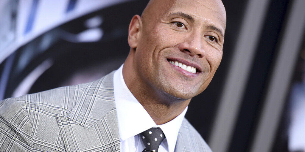 ARCHIV - Dwayne «The Rock» Johnson hat vor seiner Schauspieler- und Wrestler-Karriere in der Uni-Mannschaft seines Colleges erfolgreich Football bei den Miami Hurricanes gespielt. Foto: Richard Shotwell/Invision/AP/dpa