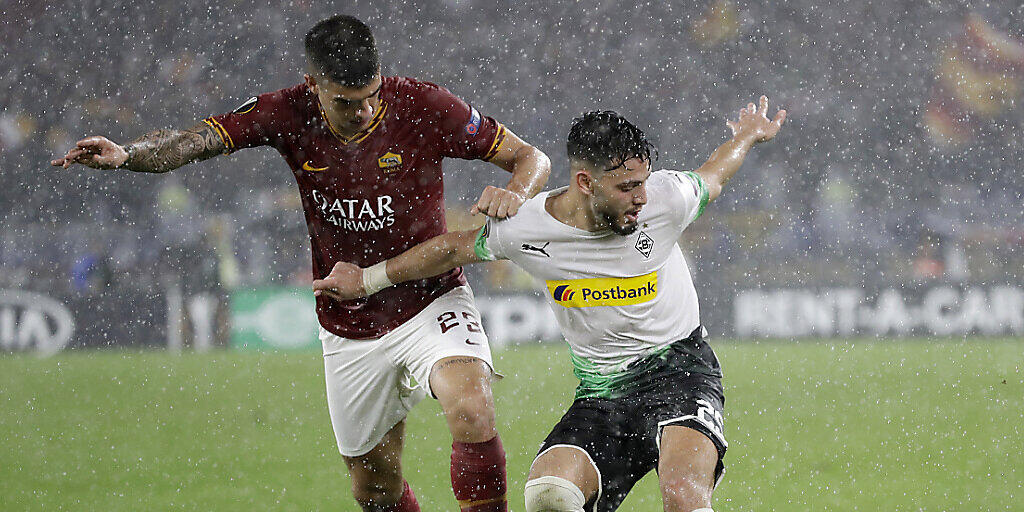 Zweikampf im strömenden Regen von Rom: Romas Gianluca Mancini (links) gegen Gladbachs Ramy Bensebaini