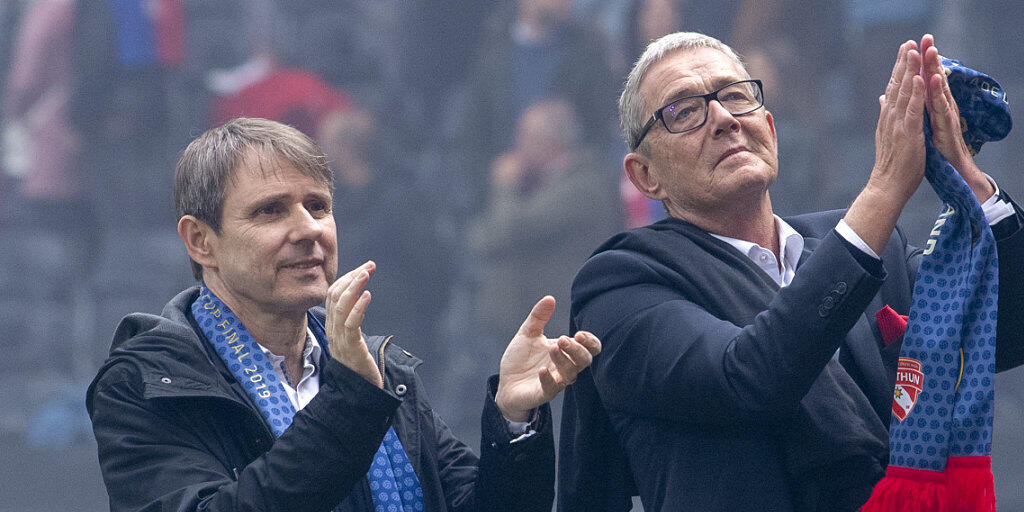 Bernhard Burgener (links) wurde von den Mitgliedern des FC Basel an der Generalversammlung als Präsident bestätigt - wenn auch weniger überzeugend als dies bei Vorgänger Bernhard Heusler jeweils der Fall war