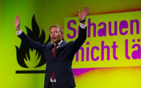 Christian Lindner steht am Freitag nach seiner Rede beim FDP-Bundesparteitag in Berlin auf der Bühne.