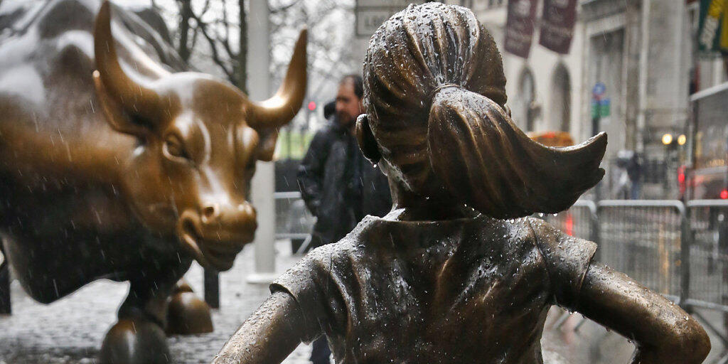 Die Skulptur "Fearless Girl" hat während eineinhalb Jahren dem Bullen vor der New Yorker Börse die Stirn geboten. Jetzt musste das furchtlose Mädchen umziehen. (Archivbild)