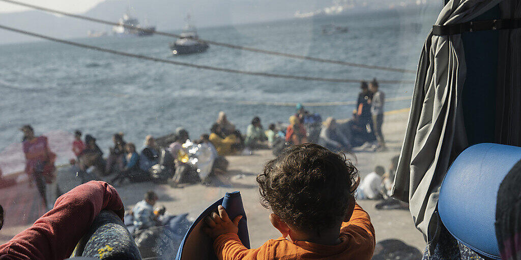 Wartende Flüchtlinge in der Nähe von Athen. Teilweise werden sie nach ihrer Ankunft mit Bussen weitertransportiert. (Archivbild) Wartende Flüchtlinge in der Nähe von Athen. Teilweise werden sie nach ihrer Ankunft mit Bussen weitertransportiert. (Archivbild)