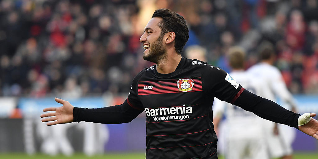 Hakan Calhanoglu darf für vier Monate nicht mehr jubeln. Der Deutsch-Türke wurde von der FIFA und vom CAS wegen Vertragsbruch gesperrt (Archivbild)