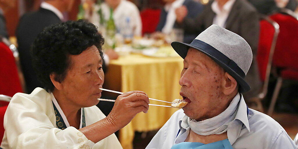 Rührendes Familientreffen: Der 100-jährige Ahn Jong-ho wird von seiner 70-jährigen Tochter Ahn Jung-soon gefüttert.