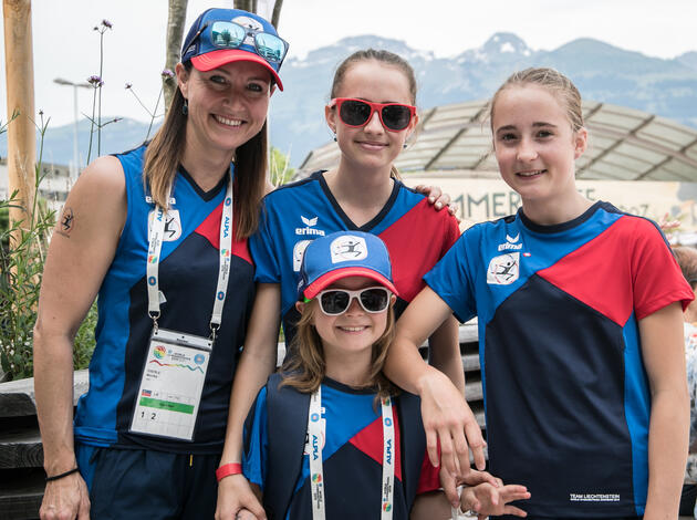 Monika Eberle mit ihren Töchtern Riccarda (Mitte), Ladina (r.) und Seraina (vorne): «Schade, dass die Jüngste noch nicht mitturnen durfte.» Monika Eberle mit ihren Töchtern Riccarda (Mitte), Ladina (r.) und Seraina (vorne): «Schade, dass die Jüngste noch nicht mitturnen durfte.»