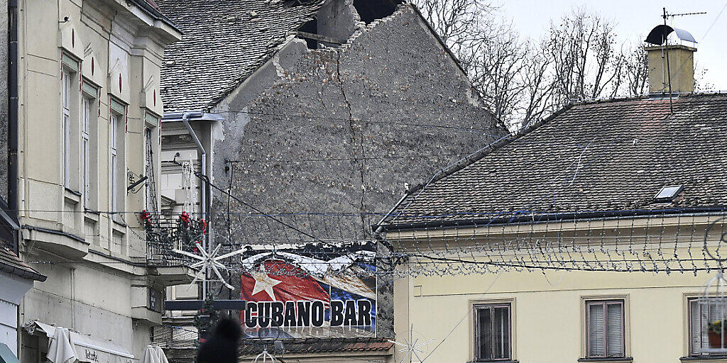 dpatopbilder - Ein durch ein Erdbeben beschädigtes Dach in Sisak. Erneut wurde Kroatien von einem Erdbeben erschüttert. Foto: --/AP/dpa