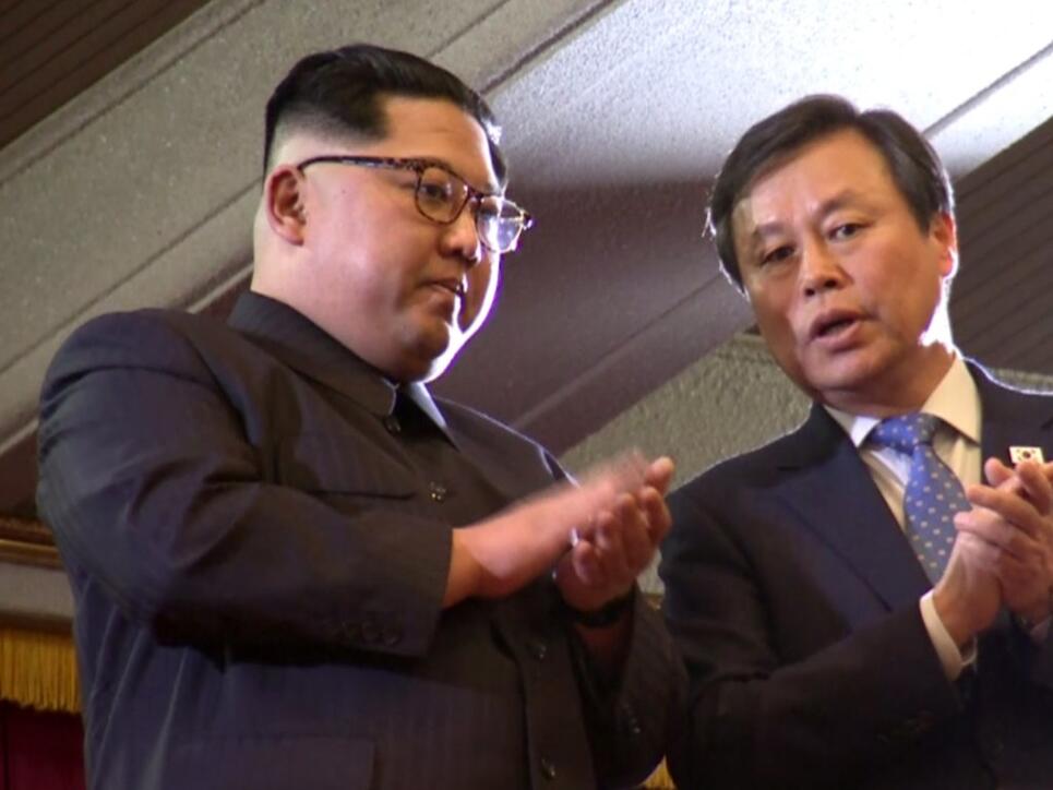Kim Jong Un (links) spricht während der Aufführung in Pjöngjang mit dem südkoreanischen Kulturminister.