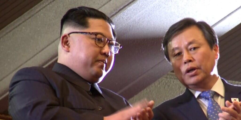 Kim Jong Un (links) spricht während der Aufführung in Pjöngjang mit dem südkoreanischen Kulturminister.