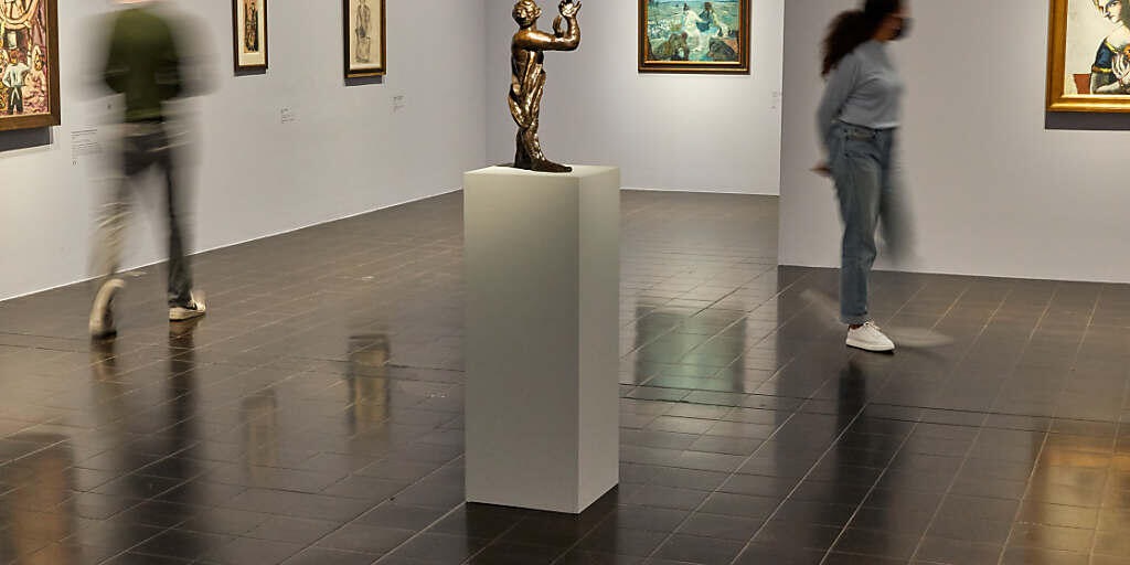 Mitarbeiter gehen während eines Pressetermins in der Kunsthalle durch die Ausstellung «Max Beckmann - weiblich - männlich» (Wischeffekt durch Langzeitbelichtung). Im Vordergrund steht die Bronze-Plastik ""Mann im Dunkeln"" (1934). Foto: Georg Wendt/dpa - ACHTUNG: Nur zur redaktionellen Verwendung im Zusammenhang mit einer aktuellen Berichterstattung über die Ausstellung. Mitarbeiter gehen während eines Pressetermins in der Kunsthalle durch die Ausstellung «Max Beckmann - weiblich - männlich» (Wischeffekt durch Langzeitbelichtung). Im Vordergrund steht die Bronze-Plastik ""Mann im Dunkeln"" (1934). Foto: Georg Wendt/dpa - ACHTUNG: Nur zur redaktionellen Verwendung im Zusammenhang mit einer aktuellen Berichterstattung über die Ausstellung.