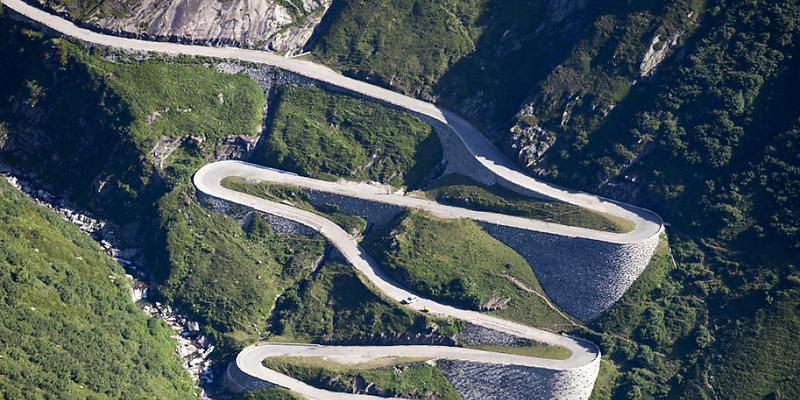 Luftaufnahme der Tremola-Passstrasse hinauf zum Gotthard Luftaufnahme der Tremola-Passstrasse hinauf zum Gotthard