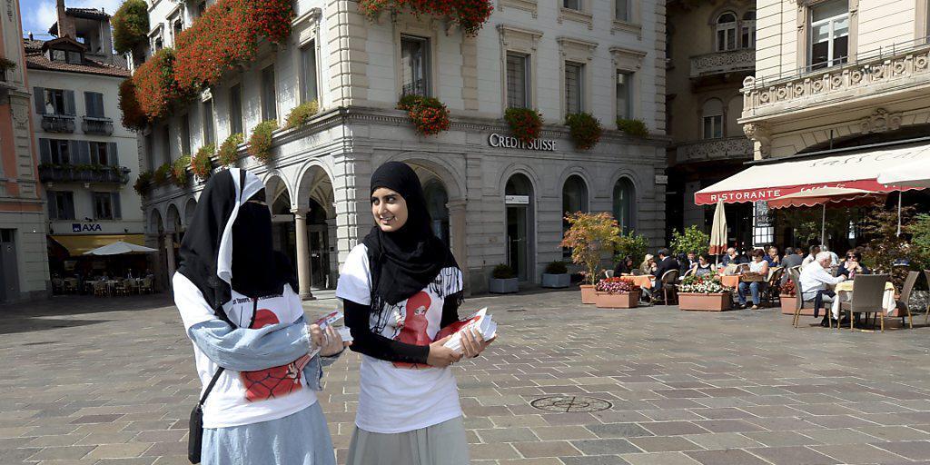 Im Jahr 2013 versuchten zwei Mitglieder des Frauenverbandes des Islamischen Zentralrates der Schweiz (IZRS) noch vergeblich, in Lugano gegen das Burkaverbot auf Stimmenfang zu gehen. Ab dem 1. Juli 2016 tritt die Gesetzesänderung zum Verhüllungsverbot im Tessin nun in Kraft. (Archivbild)