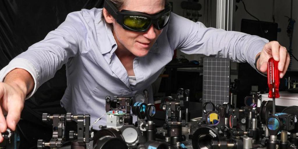 Sylvie Roke im Labor für grundlegende BioPhotonics der ETH Lausanne. Sie baut Mikroskope, welche die Analyse von Zellmembranen mit noch nie dagewesener räumlicher und zeitlicher Genauigkeit ermöglichen. (© Alain Herzog/EPFL, aufgenommen vor Inkrafttreten des Corona-Schutzkonzepts)