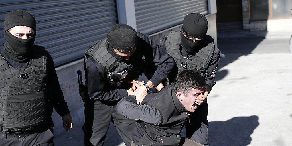 Türkische Polizisten nehmen einen Demonstranten fest in Istanbul - das gleiche Schicksal ereilte drei Akademiker. (Symbolbild) Türkische Polizisten nehmen einen Demonstranten fest in Istanbul - das gleiche Schicksal ereilte drei Akademiker. (Symbolbild)