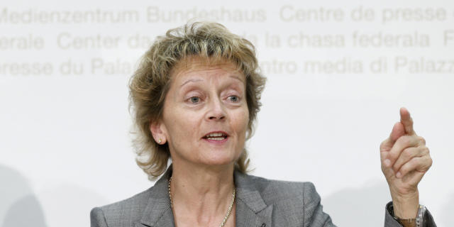 Finanzministerin Eveline Widmer-Schlumpf vor den Medien