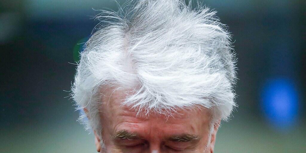 Die Anklage fordert lebenslang Gefängnis, die Verteidigung Freispruch: Der Berufungsprozess in Den Haag gegen Karadzic hat begonnen.
