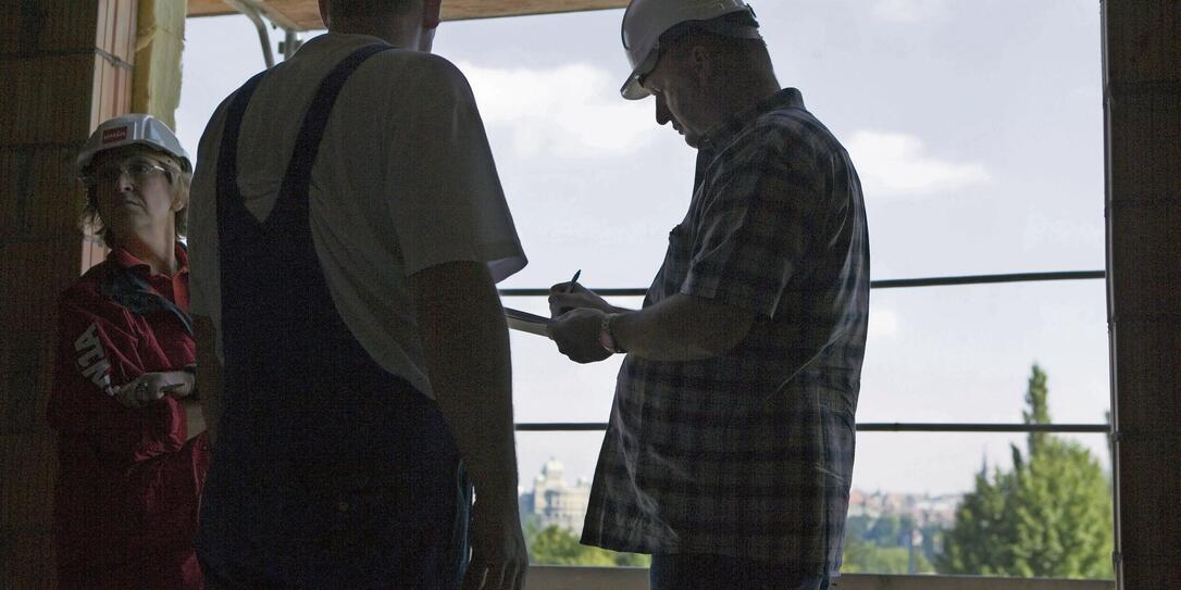 PERSONENFREIZUEGIGKEIT, BAUSTELLE, BAUARBEITER, BAU, BAUBRANCHE, BAUWESEN, ARBEIT, ARBEITER, ARBEITSPLAETZE, ARBEITSPLATZ, SCHWARZARBEIT, SCHWARZARBEITER, KONTROLLE, KONTROLLEUR, BEWILLIGUNG, ARBEITSBEWILLIGUNG, VERSICHERUNG, AUSLAENDER, AUSWEIS, KONJUNKTU